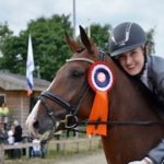 Samantha met haar paard kampioen van Zuid Holland